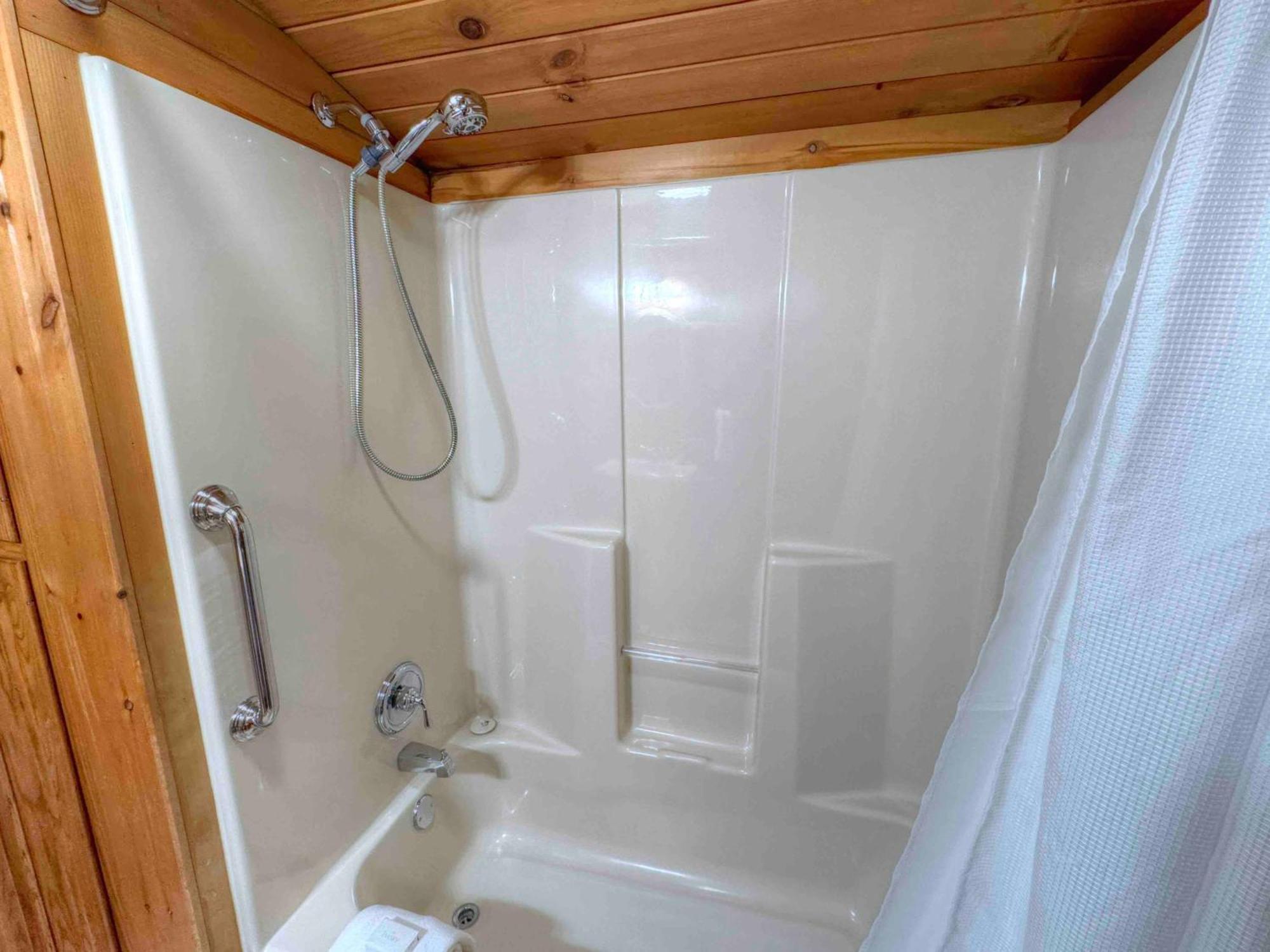 Ferngully Creek Cabins Millersburg Bagian luar foto
